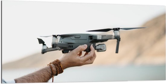 Dibond - Drone op Hand - 200x100cm Foto op Aluminium (Met Ophangsysteem)