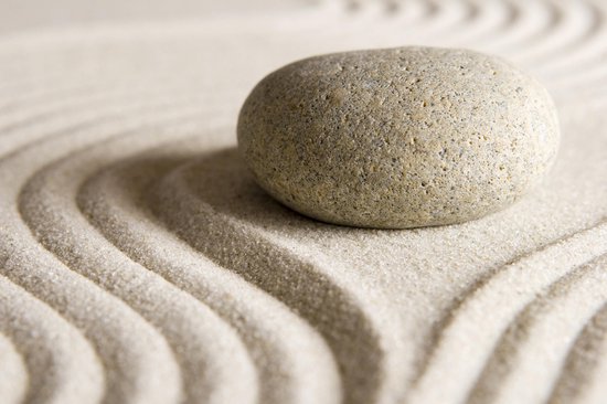 Tuinposter - Zen - Steen in zand in beige / wit / creme / bruin  - 120 x 180 cm.