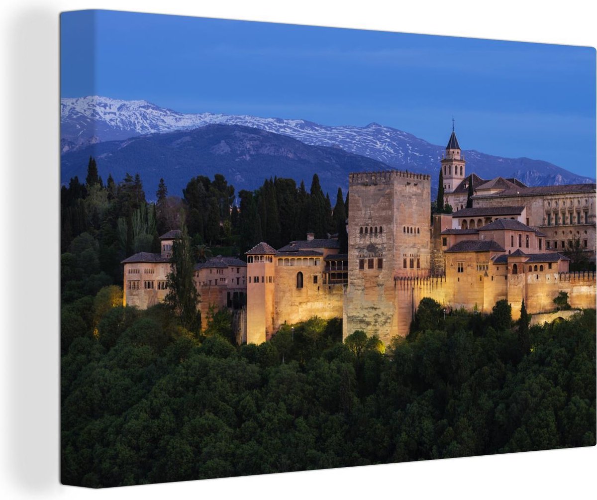 Canvas Schilderij Verlichte gebouwen bij het Alhambra in Spanje - 140x90 cm - Wanddecoratie - OneMillionCanvasses