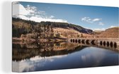 Canvas Schilderij De boogbrug en de omliggende heuvels bij het Nationaal park Brecon Beacons - 80x40 cm - Wanddecoratie