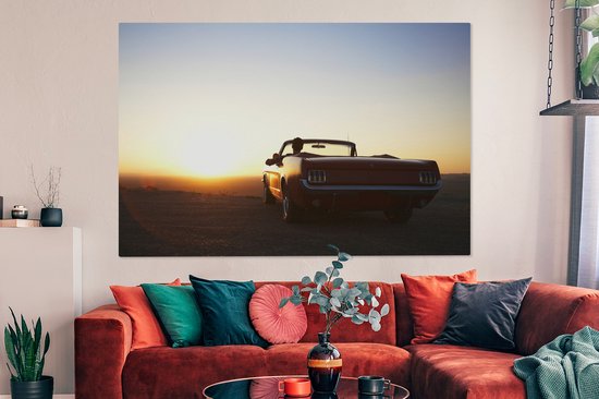 Tableau sur toile Homme dans une décapotable regardant un coucher de soleil - 180x120 cm - Décoration murale XXL