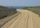 Tuinposter - Zee - Strand in wit / beige / grijs / blauw   -  60 x 90 cm.