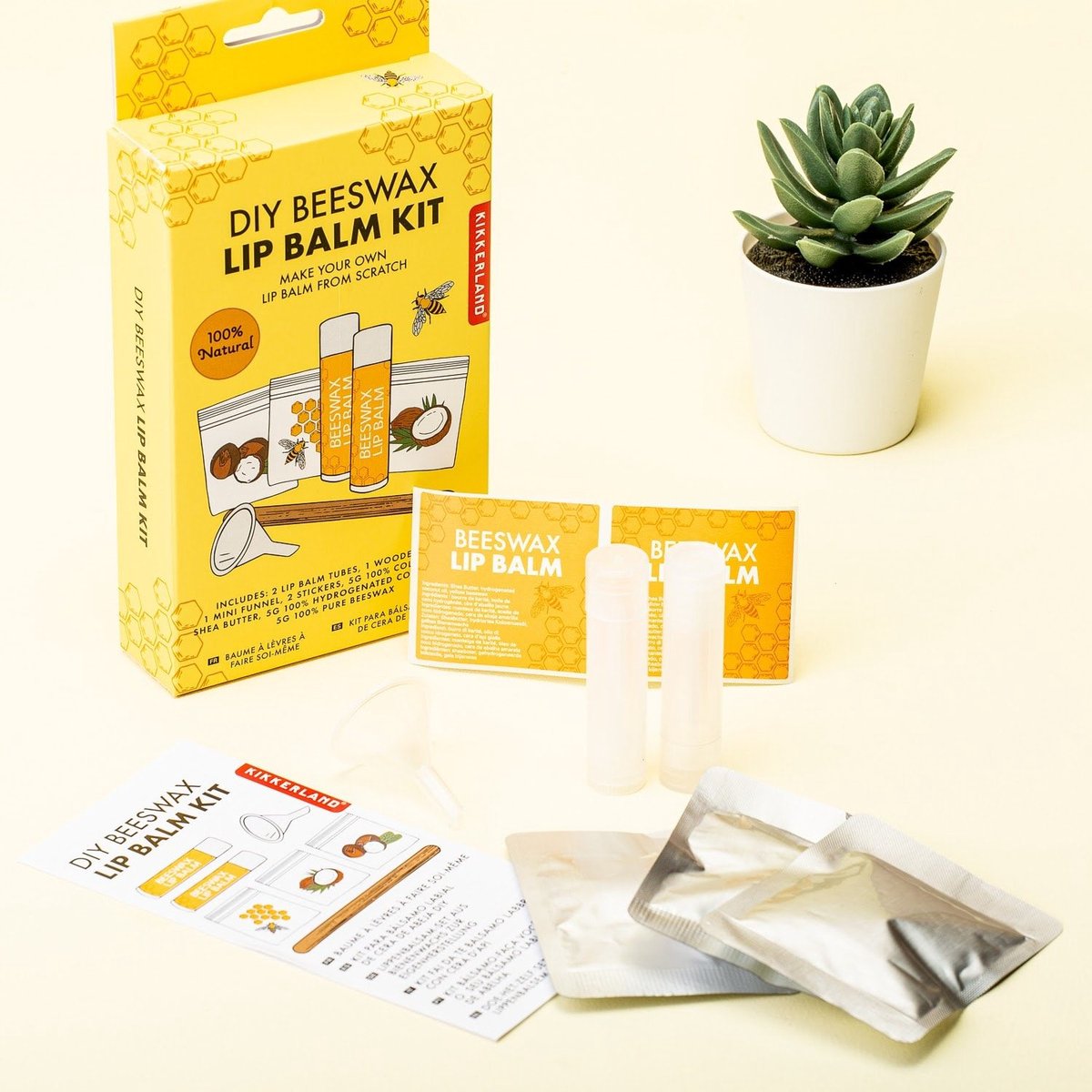 Kikkerland DIY Bijenwas Lip Balsem kit - Maak je eigen lippenbalsem - 100% natuurlijk - Voor twee balsem sticks