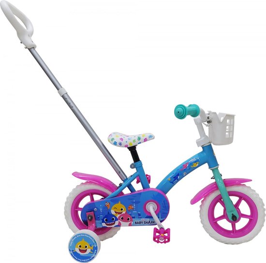Blauwe kinderfiets met roze accenten en Baby Shark-thema, met duwstang.