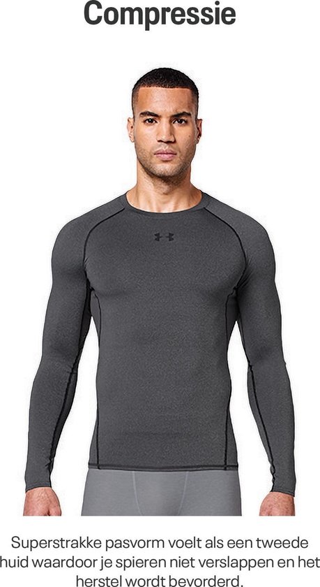 Man met lang, donkergrijs, nauwsluitend sportshirt met grijze naden.