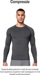 Man met lang, donkergrijs, nauwsluitend sportshirt met grijze naden.