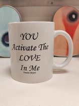 Omaira Bryan - Keramiek - Mok - You Activate The Love (Zwart) - Koffiemok - Theemok - Love - Valentijn - Liefde - Verloving - Relatie - Verjaardag - Romantisch - 325ml