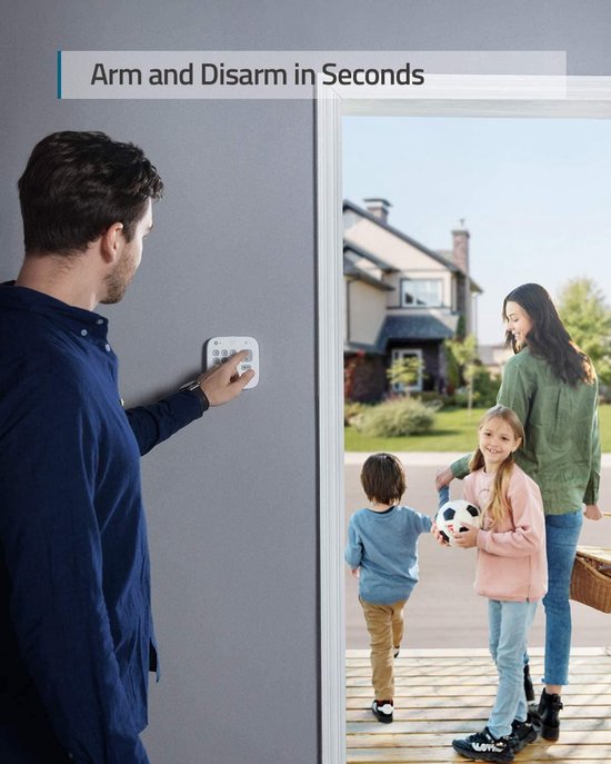 Man ontgrendelt huis met Eufy keypad terwijl gezin naar binnen gaat.