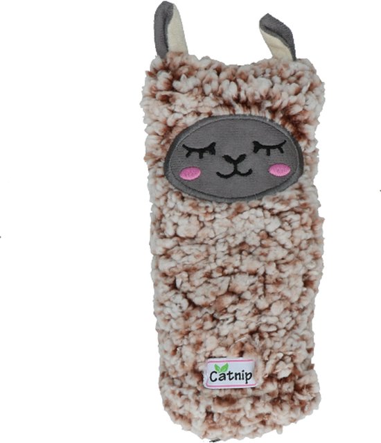 Bruine en witte pluche lama-knuffel met gesloten ogen en roze wangetjes. Label 'Catnip'.