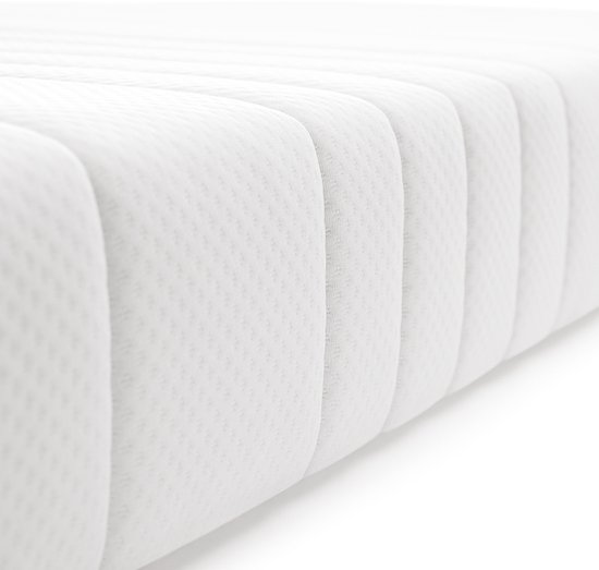 Detail van de witte matras met verticale, gestikte segmenten.