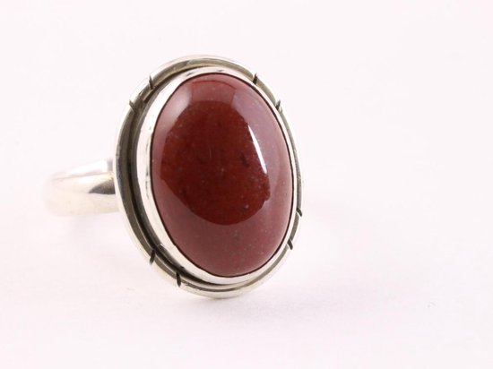 Ovale zilveren ring met rode jaspis - maat 19