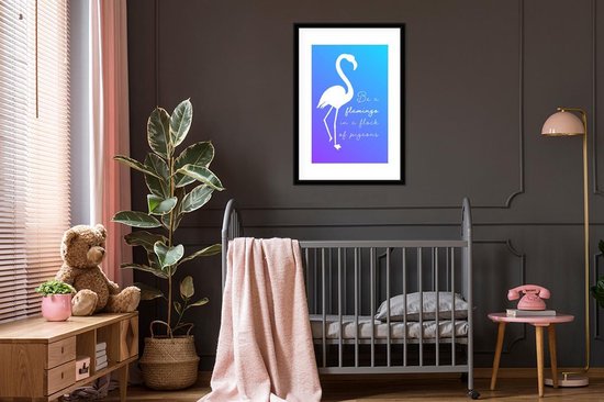 Citation 'Soyez un flamant rose dans un troupeau de pigeons' avec un flamant rose sur fond bleu 60x90 cm