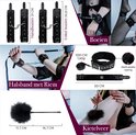 Detailafbeeldingen van BDSM-accessoires: handboeien 31cm, enkelboeien 34,8cm, halsband met riem 50cm, kietelveer 11,7cm.