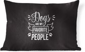 Sierkussen - Honden Quote 'dogs Are My Favorite People' En Een Zwarte Achtergrond
