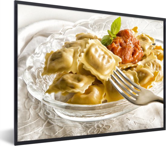 Fotolijst incl. Poster – Ravioli in een glazen schaal met tomatensaus – 80×60 cm – Posterlijst