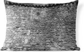 Sierkussen Antieke stenen muur voor buiten - Antieke stenen muur met dakpannen onder een grijze lucht in Zwart-Wit - 60x40 cm - rechthoekig weerbestendig tuinkussen / tuinmeubelkussen van polyester