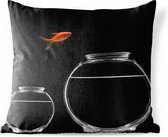 Buitenkussens - Tuin - Goudvis springt uit aquarium op een zwarte achtergrond - 45x45 cm