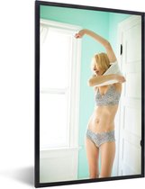 Fotolijst incl. Poster - Vrouw in lingerie kleedt zich aan - 60x90 cm - Posterlijst