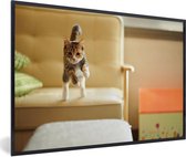 Photo encadrée - Chat sautant du canapé cadre photo noir sans passe partout 90x60 cm - Affiche encadrée (Décoration murale salon / chambre)