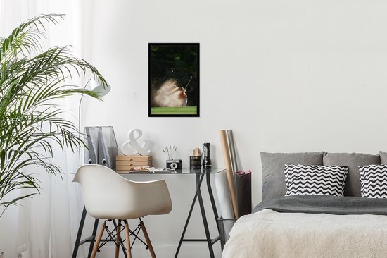 Fotolijst incl. Poster - Een mannelijke golfer slaat de golfbal uit de bunker op het green - 20x30 cm - Posterlijst