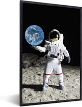 Image encadrée - Astronaute dans l'espace tient le cadre photo Terre 60x90 cm - Affiche encadrée (Décoration murale salon / chambre)