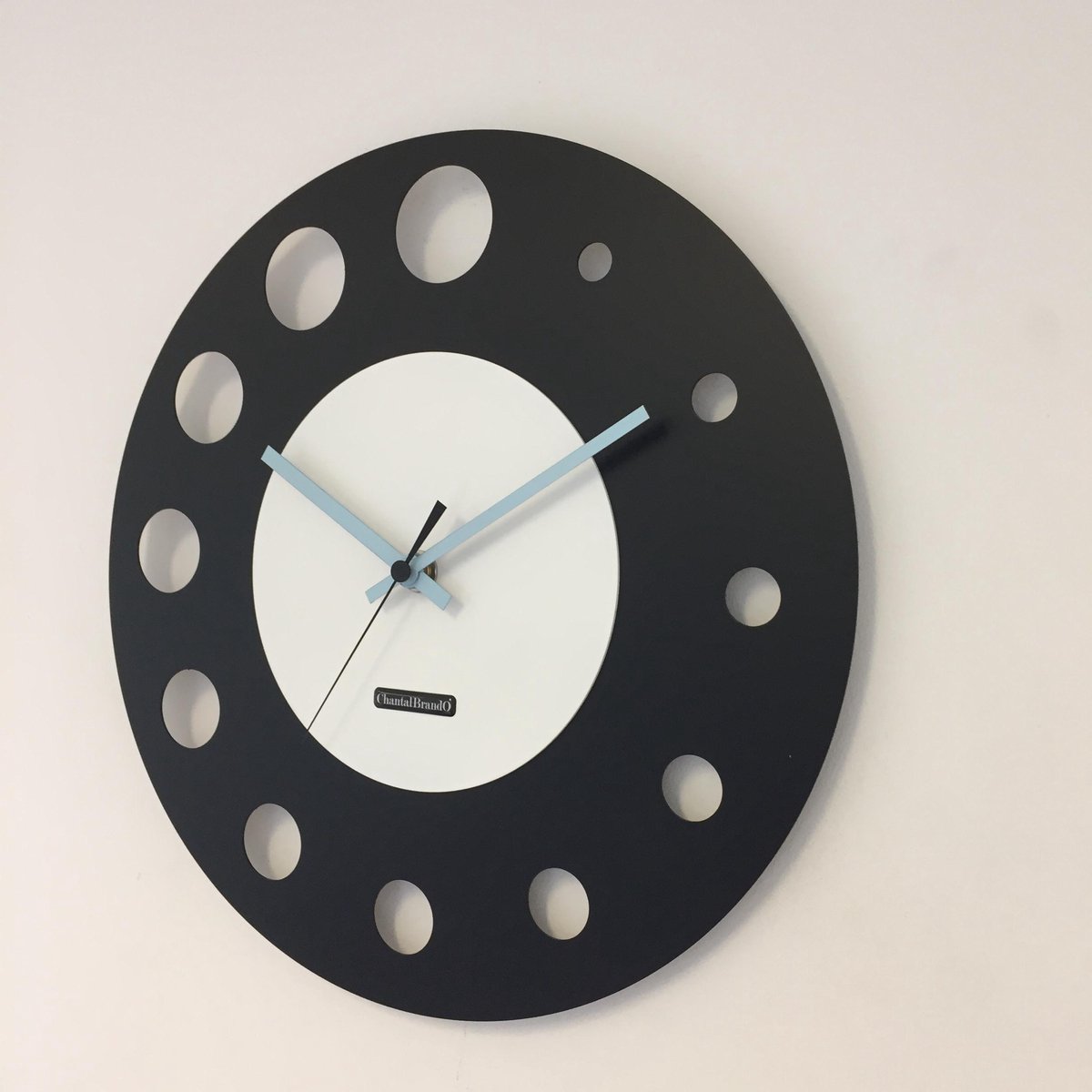 WANDKLOK ATOMIUM BLACK & WHITE -- BLUE POINTERS -- MODERN DUTCH DESIGN