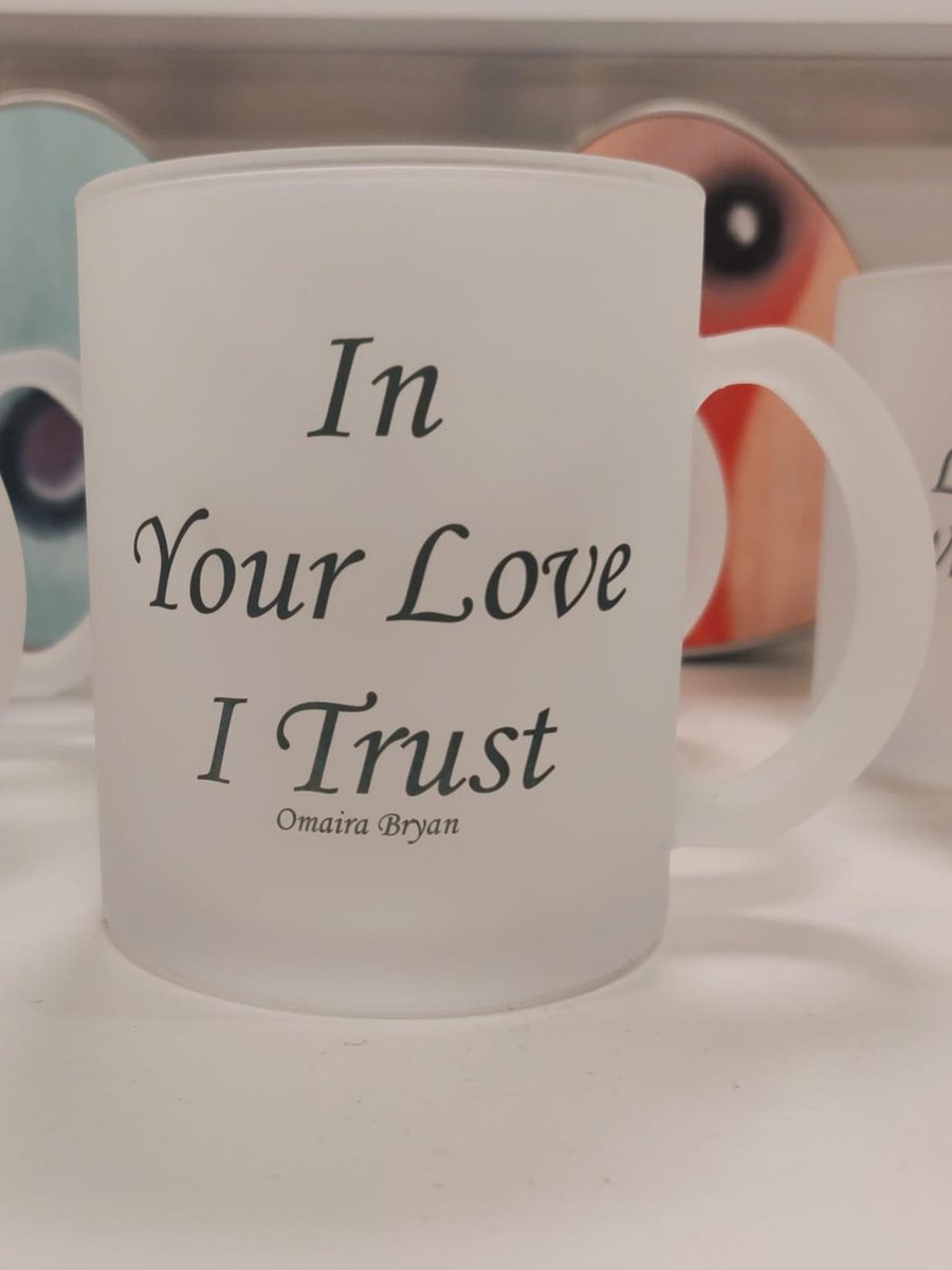 Omaira Bryan - Frosted - Mat wit - In Your Love I Trust - Theemok - Koffiemok - Love - Valentijn - Liefde - Verloving - Relatie - Verjaardag - Happy - 300ml