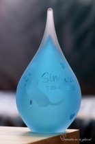 Urn van glas met aangegeven naam, afbeelding, datum én rondom hartjes óf sterretjes middels zandstraling- Urn Turquoise/Blauw-Small, 50 ml inhoud, 14 cm hoog- Voor kleine deelbeste