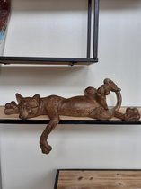 Katten beelden GEWELDIGE  bruine kat die gekronkeld ligt voor op een rand van kast van Slijkhuis 25x39x17 cm