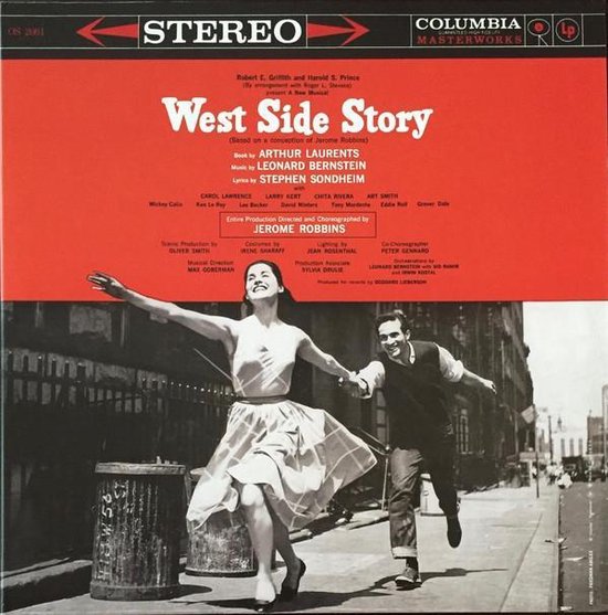 Hoes van "West Side Story" met dansend koppel, rode achtergrond.