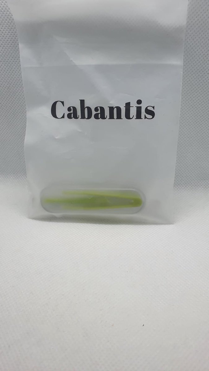Het Meisje Houdt Een Container Voor Zachte Contactlenzen. Stock Foto