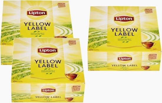 Boîtes de thé Lipton Yellow Label, chacune contenant 100 sachets de thé, sur un fond de plantations de thé.