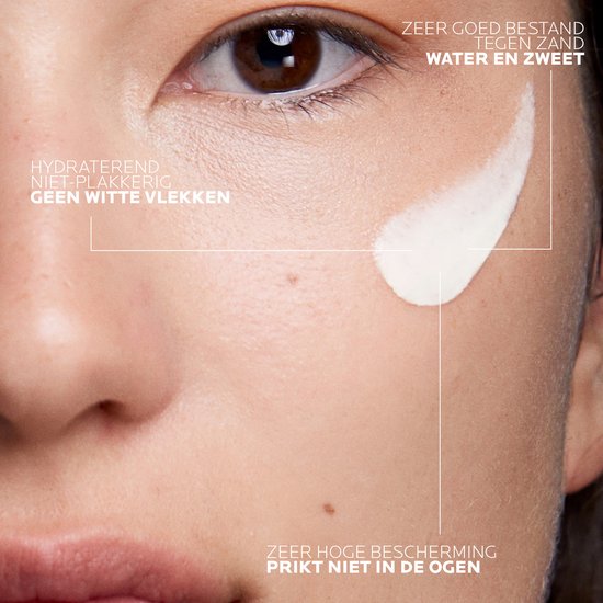 Close-up van gezicht met witte crème op de wang. Hydraterend, niet-plakkerig, geen witte vlekken, zeer hoge bescherming, prikt niet in de ogen.