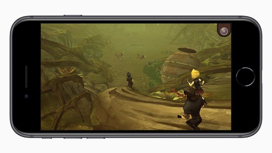 Donkergrijze iPhone 8 horizontaal gehouden, met een spel op het scherm.