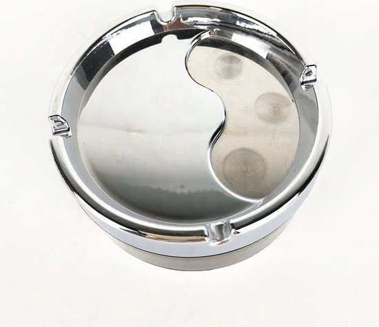 Zilverkleurige draaiasbak met yin-yang motief, chroomkleurige rand en drie uitsparingen.