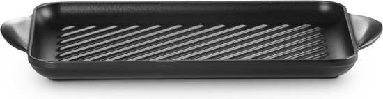 Zwart gietijzeren grillplaat met schuine ribbels en handgrepen, perspectief.