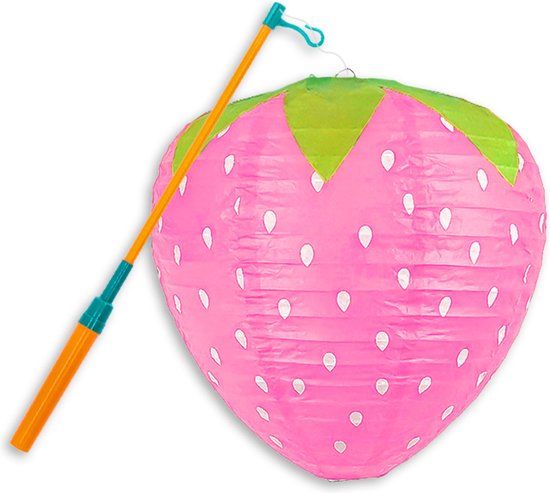 Roze papieren aardbeienlampion met groene bladeren en witte pitjes. Inclusief oranje lampionstokje met lichtje.
