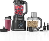 Zwarte Ninja blender, foodprocessor, smoothiebeker en accessoires op een witte achtergrond.