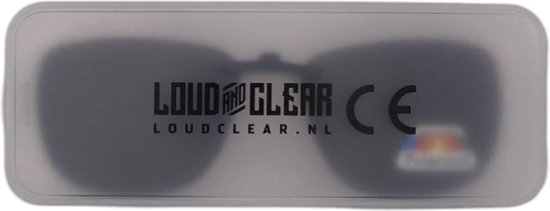 Gepolariseerde zonnebril met donkere glazen in een transparante brillenkoker.