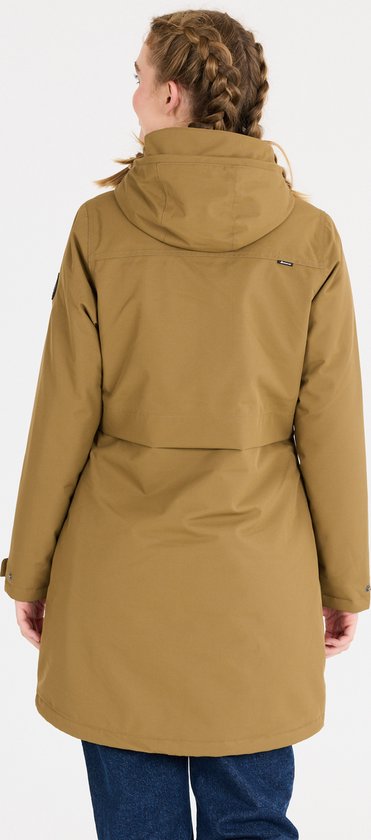 Achterkant van een bruine capuchonparka. De jas heeft een flap over de rug en een merklogo op de linkermouw.