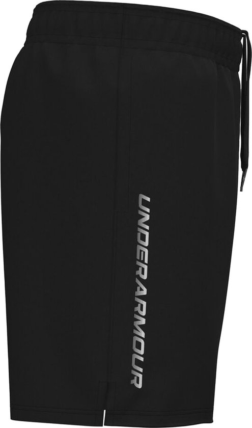 Zwarte sportshort met witte "UNDER ARMOUR" tekst op de zijkant.