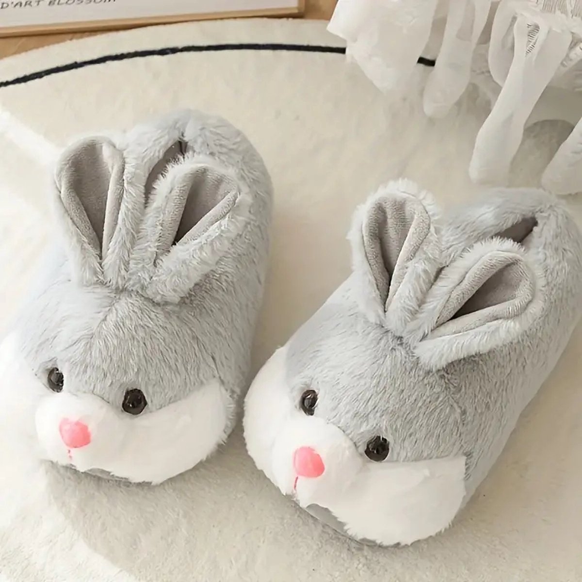 Grappige pantoffels | Grijs Konijnen sloffen | One size fits all maat 32 t/m 38 voor Kinderen, Dames en Heren | Pantoffel dierensloffen | Pluche dierenpantoffels | zachte binnenschoenen | Sloffen en Pantoffels maat 32, 33, 34, 35, 36, 37, 38
