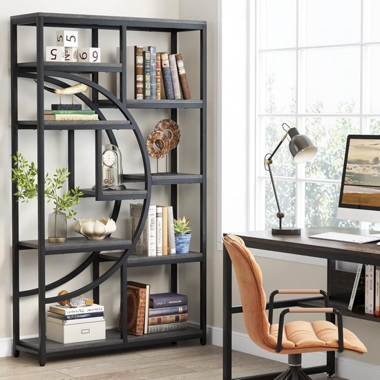 Grijze boekenkast met 5 legplanken, metalen frame en decoratieve cirkelvormige details. Gevuld met boeken, planten en decoratie.