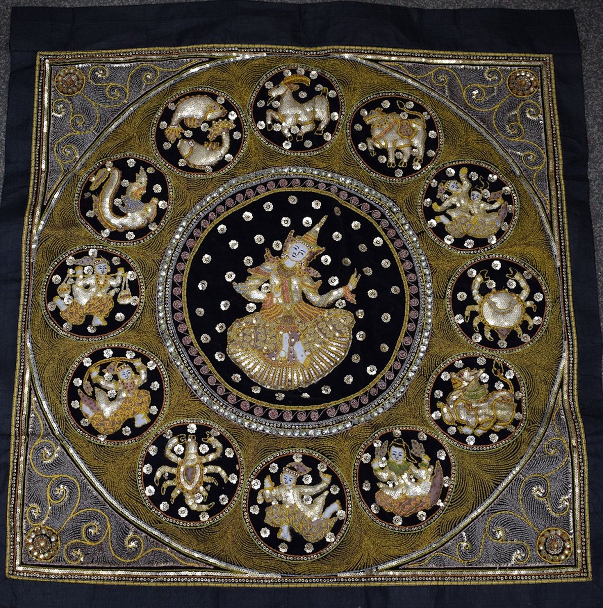 ZoeZo Design Wandkleed - wanddoek - Burma - Myanmar - handgemaakt - Oosters wandkleed - dierenriem - sterrenbeeld - goud - kraaltjes - met insteekzoom - 105 X 105 cm zwart - goud - diverse