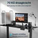 Zwart bureau met computer, monitoren, toetsenbord, muis, lamp en halter. "70 KG draagkracht" en "Soepele verstelling".
