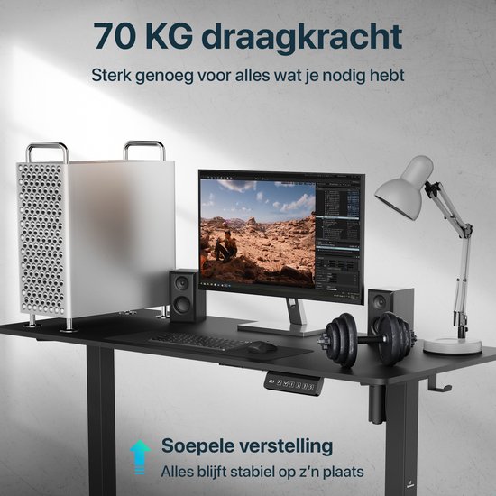 Zwart bureau met computer, monitoren, toetsenbord, muis, lamp en halter. "70 KG draagkracht" en "Soepele verstelling".