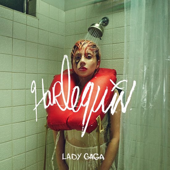 Lady Gaga in een douche met een rode zwemvest, tekst "Harlequin" en "Lady Gaga".