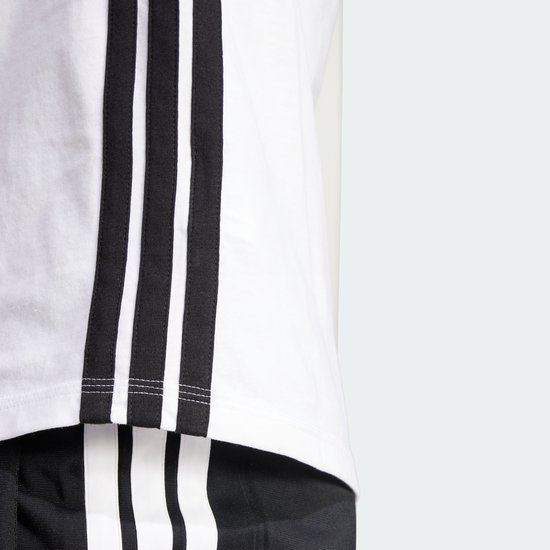 Wit t-shirt met zwarte Adidas strepen op de zijkant.