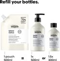 Navulzak L'Oréal Professionnel Metal Detox shampoo naast twee flessen van verschillende groottes.