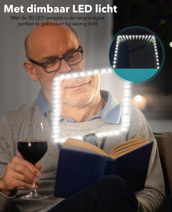 Een man met bril leest een boek met een vergrootglas met dimbare LED-verlichting.